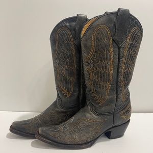 Corral Distressed  Girl’s Snip Toe Western Boots Gold Wings with Cross size 4